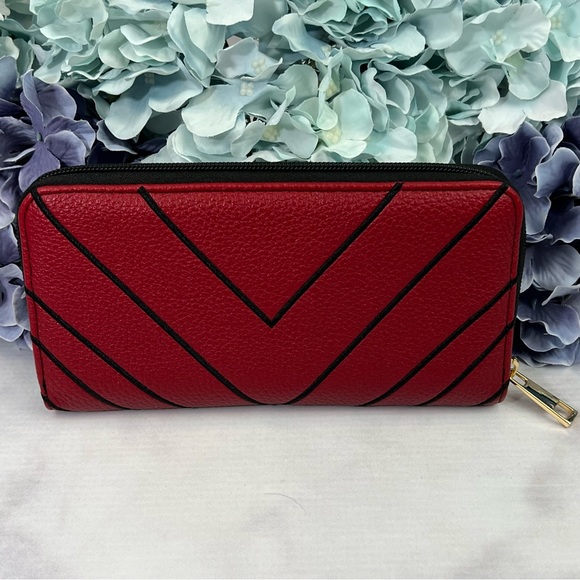 DC Comics Wonder Woman Clutch Wallet - Picture 10 of 15